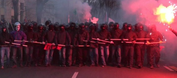 Redazione, ieri pomeriggio a  Cremona si è svolta una grande manifestazione contro i fascisti di Casa Pound.  Una giornata importante: più di  2500 manifestanti: 22 pullman, 500 quelli arrivati in treno e 200 macchine. I manifestanti sono arrivati da tutta Italia: Napoli, Milano, Torino, Roma, Mantova, dall’Emilia Romagna e dal Veneto. E dall’estero: Spagna, Turchia, Francia, Germania, Inghilterra. La polizia ha bloccato il corteo con cariche e lacrimogeni, ha scatenato la guerra http://www.youreporter.it/video_Fumo_ovunque_manifestanti_con_caschi_allontanano_fumogeni La manifestazione antifascista è stata indetta dal centro sociale Dordoni a seguito degli scontri di domenica scorsa, che avevano visto il ferimento di un attivista del […]