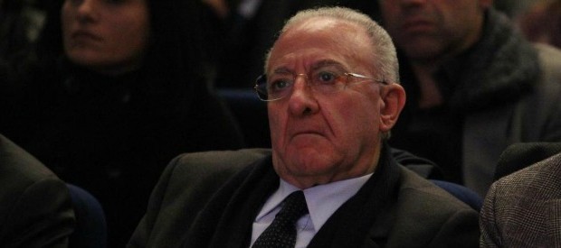 Redazione, Il Tribunale di Salerno ha condannato il sindaco della città Vincenzo De Luca a un anno di reclusione per abuso d’ufficio De Luca, candidato alle primarie Pd per la Regione Campania, è stato anche interdetto per un anno dai pubblici uffici. I giudici hanno concesso la sospensione della pena. A emettere la sentenza di primo grado sono stati i giudici della seconda sezione penale, al termine della camera di consiglio durata circa sei ore. I pm avevano chiesto 3 anni di reclusione per abuso d’ufficio e peculato. “Non voglio commentare, ma non mi aspettavo certo questo epilogo”, ha detto Alberto Di Lorenzo, capo […]