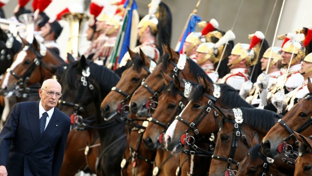 Redazione, Giorgio Napolitano non è più il presidente della Repubblica italiana. È stata firmata la lettera di dimissioni. Finalmente Noi operai non sentiremo la sua mancanza Ci dispiace solo, che mentre Napolitano vivrà i suoi ultimi giorni tra agi e privilegi, noi operai non sappiamo se arriveremo alla pensione In ogni caso viviamo in miseria oggi e vivremo in miseria domani Un operaio