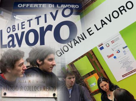 Caro Operai Contro, ieri riportavi che i disoccupati in Italia sono arrivati a 7 milioni. Ma evidentemente per i mezzi d’informazione sono ancora troppo pochi, da meritarsi una degna attenzione da prima pagina. Mentre ci sono ancora titoloni riservati al grande maneggione: “com’era bravo Napolitano, com’era buono Napolitano”, nonché ampi servizi in stile lotteria di capo d’anno, sul toto nomi del suo successore. I mezzi d’informazione non possono esimersi dal dare certe notizie, ma si defilano, le mettono in secondo piano e senza troppi commenti, in modo che appaiano un’ovvietà e nessuno trasalga e ancor meno si coalizzi contro […]