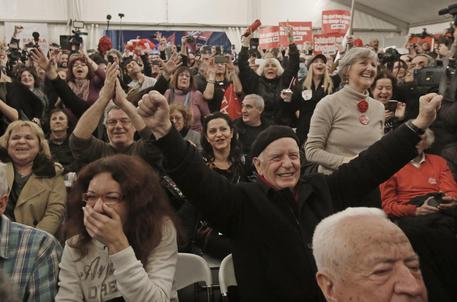 Redazione, La Grecia sterza a sinistra e lo fa in maniera decisiva, con Tsipras che vola verso il 40% secondo gli exit poll dopo le elezioni nel Paese. Syriza, il partito di sinistra di Alexis Tsipras, ha stravinto con percentuali tra il 35,5% e il 39,5% dei voti, secondo i primi exit poll. Secondo partito sarebbe Nuova Democrazia tra il il 23 e il 27%. Terzo partito a pari merito Potami (centrosinistra) Alba Dorata (neonazisti) tra il 6,4% e l’8%. “E’ una vittoria storica. E’ la vittoria del popolo che si è mobilitato contro l’austerità”. E’ questo uno dei primo […]