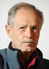 Caro Direttore, processano uno scrittore rispolverando il reato d’opinione del codice fascista. Dove vogliono arrivare? A mettere in galera chi esprime un opinione diversa dal pensiero dominante del potere? A impedire forme organizzate di opposizione a questo sistema sociale sfruttatore e affamatore? Vogliono che i milioni di disoccupati, i milioni di precari, i milioni di operai e lavoratori con salari bassi e da fame stiano ancora zitti? Sognano di regnare ancora indisturbati? Dobbiamo dare corpo ad un polo opposto a questo schifo, costruendo il Partito Operaio. Saluti da un simpatizzante. B. Lo scrittore Erri De Luca è sotto processo […]