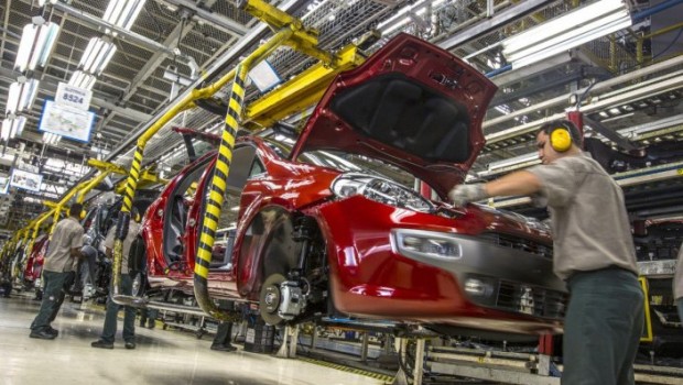 da dirittiglobali.it Il Jobs act non è ancora legge, ma la Fiat — par­don, la Fca Italy — mette le mani avanti. Minac­ciando di licen­zia­mento chi fa troppi giorni di malat­tia. Lo fa nella sua fab­brica più grande — 6.600 ope­rai — e meno col­pita dalla crisi, quella Sevel di Atessa (Chieti) dove si è con­ti­nuato a pro­durre il camion Ducato anche quando tutte le altre fab­bri­che ita­liane erano chiuse. Facendo capire in modo assai chiaro di essere pronta ad usare le nuove norme sui licen­zia­menti per sba­raz­zarsi di chi è poco produttivo. Lo fa con una let­tera reca­pi­tata ad ini­zio anno una ven­tina […]