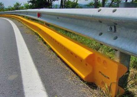 Caro Operai Contro, il governo Renzi che l’ha approvato avrà sicuramente i ringraziamenti di Autostrade per l’Italia e Anas, che in nome del risparmio potranno spartirsi la nuova torta del guard rail leggero. In nome dell’uniformità con l’Europa i tutori (guard rail) sulle autostrade, saranno rifatti più bassi e meno resistenti, meno sicuri, con un risparmio di costi del 40%. Ciò comporterà meno contenimento degli incidenti sulle autostrade, meno sicurezza, con più gravi conseguenze delle persone coinvolte negli incidenti. Di conseguenza, le compagnie assicurative per conducenti di moto, autoveicoli, camion, pulman e tutto ciò che circola sulle autostrade, sono […]