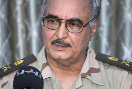 Redazione di Operai Contro, Khalifa Haftar, l’ex generale che per conto del governo riconosciuto internazionalmente a Tobruk guida le operazioni militari contro le milizie filo-islamiche insediate a Tripoli. Haftar è un noto assassino finanziato dai padroni occidentali. Haftar in un’intervista alla Bbc ha detto di voler intervenire nella capitale come a Bengasi dove contro i jihadisti di Ansar al Sharia “ha causato pochi danni”. “Non vogliamo scatenare una guerra dentro la città. Vogliamo attuare lo stesso tipo di operazioni militari che abbiamo attuato a Bengasi”, ha detto Haftar. Un lavoratore libico
