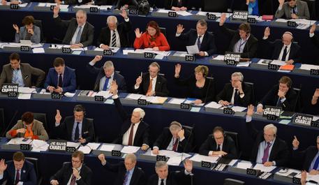 Redazione, il parlamento europeo è convinto di tornare al tempo delle colonie L’Aula di Strasburgo ha approvato giovedi’ a larghissima maggioranza, per acclamazione, una risoluzione sui maro’  Italiani in cui si chiede, tra i vari punti, il loro rimpatrio e un cambio di giurisdizione. Nel documento gli europarlamentari appoggiano la posizione adottata dall’Italia sull’incidente, invitano l’alta rappresentante per gli affari esteri Mogherini a intraprendere ogni azione necessaria per proteggere i due fucilieri italiani e sostengono gli sforzi compiuti da tutte le parti coinvolte per trovare una soluzione accettabile per tutti.  Il portavoce governativo Indiano ha risposto: “Il caso che riguarda I due Fucilieri di Marina italiani che […]