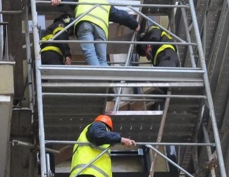 Le 13 vittime del 2014 collocano la provincia nelle posizioni di vertice fra le più colpite. In Italia sono stati 919 i decessi Tags INFORTUNI SUL LAVORO LAVORO 06 gennaio 2015 Modena nella top ten della classifica sulle vittime del lavoro. A rivelarlo è l’osservatorio sicurezza sul lavoro Vega Engineering di Mestre, la più recente indagine elaborata dagli esperti dell’osservatorio sulla base dei dati Inail. La nostra provincia dunque si posiziona in alto in una classifica che di certo non lusinga, con tredici vittime registrate nell’arco temporale che va da gennaio a novembre del 2014. Uno scenario, quello tracciato […]