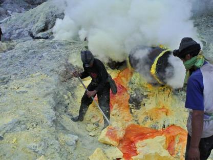 Sull’isola di Java in Indonesia, il vulcano attivo Ijen presenta una grande miniera di zolfo all’interno del suo cratere. Qui da circa 40 anni circa 400 minatori si calano tra i fumi tossici ed estraggono l’elemento dalle lastre delle pareti vulcaniche. Il fotografo Taufan Wijaya li ha immortalati mentre trasportano per più di 9 km carichi di zolfo che arrivano anche al doppio del loro peso corporeo, tra esalazioni tossiche e salite durissime. Tutto per circa 6 euro al giorno.  Operai questi minatori sono nostri fratelli che il padrone ha condannato a morte 3 / 11