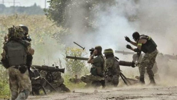 dal fatto quotidiano Seconda puntata del reportage nel paese dell’Europa orientale dilaniato ormai da mesi da un conflitto che, in barba alle tregue dichiarate, continua a mietere fame, morte e distruzione. Dopo Slovianks e Kiev, ilfattoquotidiano.it ha visitato una delle due province ribelli che, in risposta alla rivolta di Euromaidan, hanno dichiarato unilateralmente la propria indipendenza scatenando la reazione militare del governo ucraino: la Repubblica popolare di Lugansk, proclamata tale il 27 aprile 2014. Dalla “Capitale” ai suoi sobborghi, come Novosvetlovka, fino alla linea del fronte aPervomajsk lo scenario è sempre quello: distruzione sistematica di scuole,ospedali, abitazioni residenziali, acquedotti […]