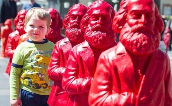 Redazione, vi invio per il dibattito questo articolo. Al di là delle balle del gangster, mi sembra che l’articolo pone problemi interessanti su cui discutere Un lettore dal fatto quotidiano Negli Usa i recenti segnali di ripresa economica rilevati a dicembre hanno fatto tirare a tutti un grosso respiro di sollievo (l’ultimo trimestre ha registrato una crescita del 5%), subito bloccato in gola però da repentine notizie di tonfi negli indici di Borsa, dal rapido ritrarsi del valore dell’euro sul dollaro e dai continui crolli del prezzo della benzina. Benché quest’ultimo fenomeno sia accolto (comprensibilmente) persino con entusiasmo dalla […]