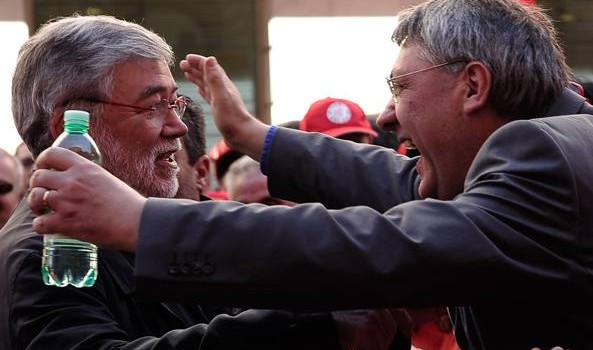 Redazione di operai Contro, il sindacalista Landini lancia il sindacalista trombato Cofferati “Guardi, glielo dico con simpatia, ma il suo modo di ragionare è vecchio, polveroso, legato a schemi politici ormai superati. Lei continua a chiedermi se lo strappo di Cofferati può essere la scintilla per far nascere un nuovo partito a sinistra del Pd: ma io non penso a un nuovo partito, io penso invece a nuove forme di aggregazione, penso a tante persone che possono finalmente tornare a partecipare, organizzandosi nella forme che più ritengono opportune». “un personaggio del carisma di Cofferati, con le sue grandi qualità […]