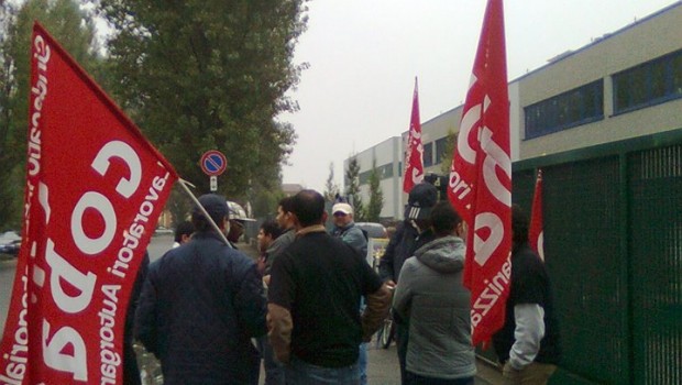 Redazione di OperaiContro, le cose potevano andare ed essere gestite diversamente da mesi, alla legatoria di Landriano. Se solo tanti operai, purtroppo maggioranza, si svegliassero dal torpore rinunciando alla vertenzialità confederale ed assumendo finalmente un carattere conflittuale. Questo comunque è quanto accade a Landriano (Pavia) RESOCONTO SCIOPERO 16 GENNAIO 2015 Quest’oggi gli operai della LEGATORIA INSERVICE SRL di Landriano (PV), inquadrati come soci lavoratori della cooperativa appaltante SERVIZI MULTILAVORO, sono entrati in sciopero dopo l’apertura dello stato di agitazione di ieri, giovedì 15 gennaio, da parte del S.I.COBAS.Motivazioni dello sciopero erano sostanzialmente due: -La totale indeterminatezza della continuità della propria attività lavorativa, e di conseguenza la […]