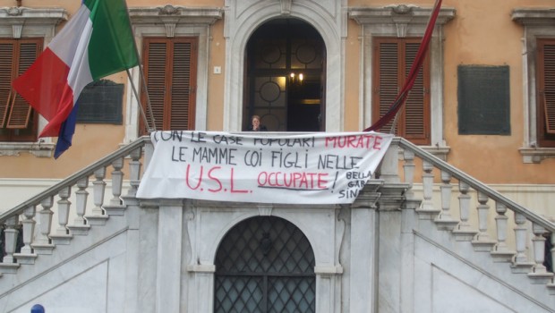 Redazione, altro che crescita e stronzate varie. Aumenta la disoccupazione e la miseria Un operaio di Livorno Livorno è la capitale degli sfratti. Secondo i dati del “dossier statistico sulle locazioni” realizzato dal Sunia, il sindacato nazionale unitario inquilini ed assegnatari, nella città toscana si conta uno sfratto ogni 30 famiglie: la media nazionale è di uno sfratto ogni 70 famiglie. Anche per questo oggi l’Asia usb(Associazione inquilini e abitanti) e il Comitato autonomo per il diritto all’abitare hanno organizzato a Livorno un corteo per chiedere a Comune e Prefettura un aiuto concreto e lo stop degli sfratti per […]