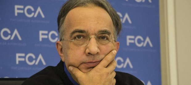 Redazione, Marchionne annuncia 1000 assunzioni a Melfi. Ma oggi i dipendenti di Fca nella Penisola sono meno di 23mila, contro gli oltre 44mila del 2003. Le mille assunzioni fanno ridere. Un operaio di Melfi dal fatto quotidiano Un coro di felicitazioni rotto solo da una nota della Fiom-Cgil, che fa notare come si tratti solo della “prima inversione di tendenza dopo anni di declino caratterizzato da pesanti perditeoccupazionali“. L’annuncio delle 1.000 assunzioni che Fca si appresta a fare nello stabilimento di Melfi, in cui rientreranno anche tutti i 5.418 dipendenti in cassa integrazione, è stato accolto con soddisfazione anche dalla maggior parte delle […]