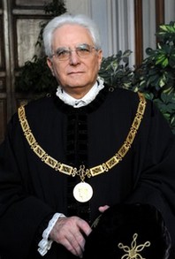 dal fatto quotidiano Il padre accusato di essere vicino alla mafia, il fratello presidente della Regione Sicilia ucciso da Cosa Nostra e morto tra le sue braccia. La carriera nella Democrazia Cristiana, le dimissioni da ministro sulla legge Mammì, vicepremier di D’Alema. Definì l’ingresso di Fi nel Ppe “un incubo irrazionale”. Autore del Mattarellum, da giudice costituzionale ha bocciato il Porcellum No, forse non passerà alla storia solo per il Mattarellum, la legge elettorale che nel 1994 avrebbe dovuto traghettare l’Italia verso laseconda Repubblica e che l’ha condotta invece, secondo i critici più feroci, nelle sabbie mobili del berlusconismo. […]