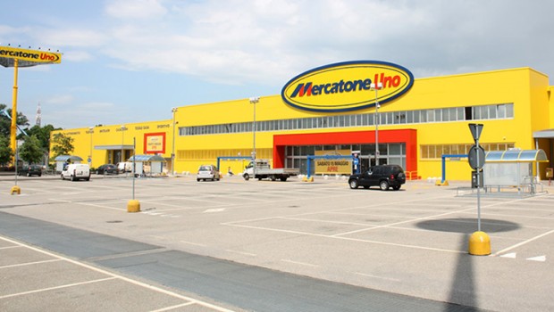 Redazione di operai contro, la Puglia sta diventando un deserto Chiudono le fabbriche, chiudono i grandi supermercati Dopo quella di Auchan, un’altra vertenza affligge il mondo della grande distribuzione in Puglia: quella del Mercatone Uno. In Puglia sono 280 i lavoratori interessati, distribuiti tra sette punti vendita nelle province di Bari, Brindisi e Lecce. Dopo tre anni di contratto di solidarietà arriveranno i licenziamenti.  Un lavoratore Mercatone Uno i