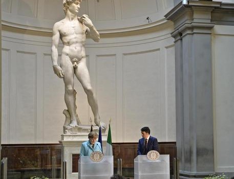 Redazione di Operai Contro, i borghesi e i loro politici sono nella merda. Non trovano la soluzione per uscire dalla crisi. Si inventano parole altisonanti. I giornalisti italiani continuano a pubblicare i pizzinni della polizia segreta. dall’Ansa: “Matteo Renzi sembra aver convinto la cancelliera Angela Merkel: le sue riforme non sono solo parole, ma fatti. E quel bacio, schioccato sotto l’imponente statua del David di Michelangelo al termine dell’incontro di Firenze, testimonia una sintonia tra i due leader che sembravano destinati a giocare una partita in contrapposizione a Bruxelles. Tutti e due si dicono convinti che il bazooka messo […]