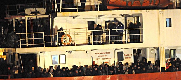 Redazione di Operai Contro, 4688 migranti sono morti da Gennaio e Settembre 2014. 3400 sono morti nel mediterraneo Della strage sono responsabili i padroni di tutto il mondo Un senegalese dal fattoquotidiano Lo scorso settembre 500 persone sono morte vicino alle coste diMalta. Due testimoni raccontano che gli scafisti hanno affondato le loro navi dopo che i migranti si erano rifiutati di trasferirsi, per l’ennesima volta dalla loro partenza dall’Egitto, in un’imbarcazione fatiscente. Due settimane dopo l’incidente, si contavano solo 11 superstiti identificati mentre altri testimoni sostengono che almeno 100 bambini fossero a bordo. E’ solo una delle tragedie del mare […]