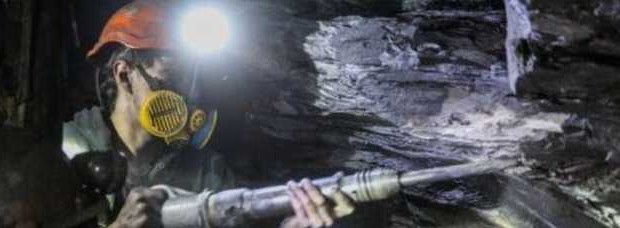 In Ucraina i padroni filo occidentali e filo russi si fanno la guerra e costringono gli operai a lavorare nonostante i bombardamenti Il 12 GENNAIO 2015: 346 minatori hanno trascorso una mezza giornata sotterraneo senza elettricità Come riportato dal servizio stampa del Donetsk consiglio comunale alle 4 del pomeriggio 11 gennaio a seguito di bombardamenti che hanno colpito la sottostazione elettrica di Zasyadko e 364 minatori sono restati bloccati in miniera I padroni filo occidentali e i padroni filo russi hanno distrutto la protesta operaia, ma costringono gli operai a lavorare per loro e a rischiare la vita. Allego […]