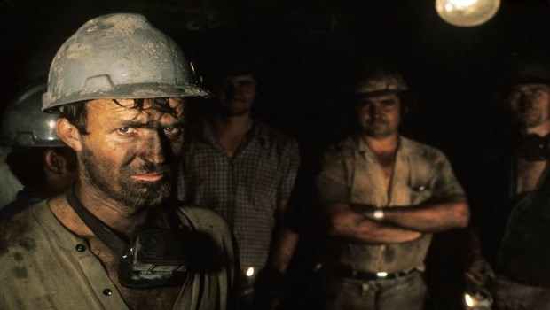 Sebastiao Barbosa | www.unmultimedia.org/photo |   16 Gennaio 2015 Oltre 2000 minatori del bacino carbonifero della Slesia (sud della Polonia) sono in sciopero in risposta alla decisione del governo di chiudere 4 miniere dell’azienda  statale Kompania Weglowa. Kompania Weglowa è il più grande gruppo minerario del carbone dell’Unione europea con una capacità produttiva di 34 milioni di tonnellate di carbone.  Il gruppo  è’ composto da 14 miniere che impiegano 64 000 lavoratori in 5 impianti. Lo sciopero iniziato il 7 gennaio, con i minatori della miniera Brzeszcze  che si rifiutano di tornare in superficie. La protesta si è’ a rapidamente  in tutto il […]