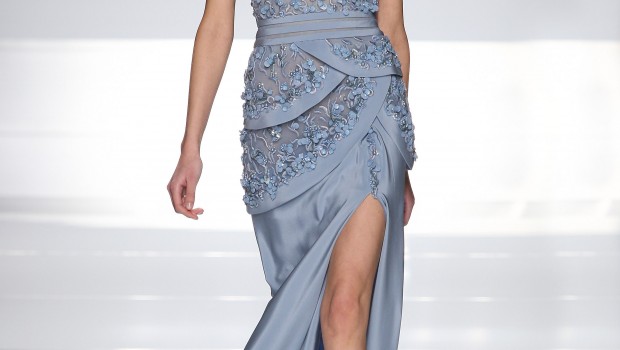 Caro Operai Contro, Armani, Fendi, Vuitton, Benetton, Prada, Dior, Ferrè, Valentino, Max Mara, Ferragamo, l’alta moda è prodotta da operai in condizioni di schiavitù, a 500 – 600 euro al mese. Ti mando un articolo del “Fatto Quotidiano”. Saluti Bruno Casca. Moda, la Cina è qui da noi: le griffe sfruttano il lavoro come a Prato Secondo il report della ong Abiti Puliti “nelle filiere italiane pochi soldi e turni anche di 12 ore, spesso in nero”. Nel rapporto sono citati quasi tutti i grandi gruppi, da Louis Vuitton a Prada: nessuna legge li obbliga a controllare ciò che […]