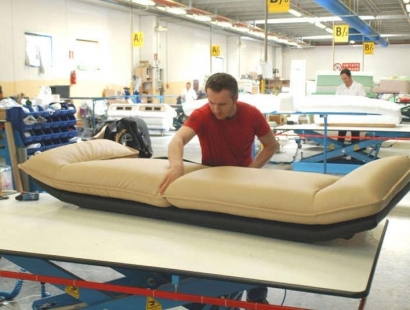 Redazione, il padrone della Natuzzi, con la complicità dei sindacalisti e dei politici fa quello che vuole Sono anni che periodicamente ci mette in cassa. Il padrone risparmia e noi ci rimettiamo il salario. Oltre 1500 operai sono in cassa e dichiarati operai in esubero : da licenziare «Ridurre gli esuberi strutturali dai 1506 dipendenti, definiti in data 10 ottobre 2013, a 623, che rimarrebbero in cassa integrazione a zero ore grazie al trasferimento all’interno del perimetro industriale italiano di Natuzzi, alle condizioni di costo di trasformazione previste dal business plan, di una parte importante di sedute della linea […]