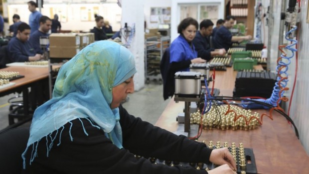 Redazione di OperaiContro, segnalo che il proletariato Palestinese continua le sue mobilitazioni. Anche se molto spesso in Italia si da rilievo solo ad immagini di guerra Compagne e compagni palestinesi sono altrettanto sul pezzo quanto i minatori polacchi ed indiani, per fare un esempio di questi giorni, che il nostro telematico ha (forse unico in Italia) riportato. Ecco l’articolo http://gulfnews.com/news/region/palestine/palestinian-citizens-of-israel-declare-nationwide-strike-after-bedouin-deaths-1.1444173 Palestinian citizens of Israel declare nationwide strike after Bedouin deaths The strikers were protesting the Israeli killing of a Palestinian citizen Occupied Jerusalem: Leaders of Israel’s 1.7 million Palestinian citizens declared a general strike throughout the country on Tuesday […]