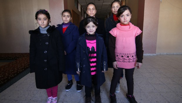 Redazione, i massacri di civili a Gaza sono stati dimenticati, ma non hanno dimenticato i bambini di Gaza Avete ragione la guerra scatenata dai padroni nel nostro secolo è prima di tutto è guerra contro i civili: donne e bambini Vi invio un articolo da http://www.aljazeera.com/ Un lettore Gaza City – Le stanze dell’Istituto al-Amal per orfani nella città di Gaza potrebbe appartenere a qualsiasi bambino, con Donald adesivi, Anatra intonacate alle pareti e farcito orsacchiotti disposte in file sui copriletti ordinate. Ma la luminosità è una facciata: Questi bambini disegnano: Essi delineano razzi e aerei da combattimento israeliani, le […]