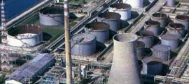 Redazione di operai Contro. ancora una strage dei padroni con l’amianto Vi invio una cronaca Un operaio Il maxi-processo sull’amianto killer nel petrolchimico diRavenna – alla sesta udienza nell’aula d’assise del tribunale – si arricchisce per la prima volta della voce di un esperto secondo cui l’amianto era una presenza costante e quotidiana nel polo chimico che si estende sulla riva sinistra del canale Candiano di Ravenna, a circa tre chilometri dalla darsena. In poco più di 20 anni sono stati una trentina i casi di mesotelioma tra i lavoratori del petrolchimico: più di un caso all’anno. Per i […]