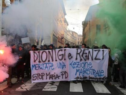 Redazione, Il gangster Renzi, ogni giorno svolge la sue attività principali: visite ai padroni e racconto di balle. Due proteste accolgono il gangster nella doppia tappa bolognese: lo sciopero degli operai alla Granarolo e la protesta degli studenti all’inaugurazione dell’anno accademico. Cronaca di un sabato a Bologna del gangster Il gangster alla Granarolo Alla Granarolo, il gangster è arrivato verso le 10,20. Gli operai incrociano la braccia, per due ore, contro Renzi e il suo Jobs Act. Fuori dallo stabilimento un gruppo di operai protesta con lo striscione «80 euro, 0 diritti. Qua nessuno è fesso, neanche la Lola». Ad […]