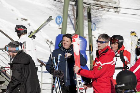 Redazione, Renzi se la prende con i vigili di Roma Renzi minaccia i vigili di Roma La loro colpa è quella che non erano al lavoro la fine dell’anno Ma dov’era Renzi? A sciare a Courmayeur, a nostre spese Non è ora di licenziarlo? Un vigile Cronaca ANSA   Terza giornata sugli sci per Matteo Renzi che anche oggi ha scelto il comprensorio di Courmayeur per una sciata con la moglie e i figli. Il premier, che da martedì è in vacanza in Valle d’Aosta, è uscito alle 9 dalla foresteria della caserma degli alpini ‘Perenni’ dove risiede, alla […]