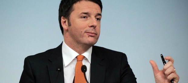 Caro Operai Contro, l’Inps ha reso noto che a gennaio e febbraio 2015, il saldo tra uscite dal lavoro e nuovi assunti, risultano 13 (tredici) assunti in più rispetto a gennaio e febbraio 2014. Erano 968.870 nel primo bimestre del 2014; sono 968.883 nel primo bimestre 2015. L’aumento dell’occupazione sbandierata da Renzi si è rivelata l’ennesima sbruffonata. Regalare ai padroni più di 8 mila euro l’anno per ogni assunzione non è servito a niente. Staremo a vedere con i licenziamenti facili in vigore col Jobs Act dal 7 marzo 2015. Saluti da un disoccupato NELLA FOTO LO SBRUFFONE