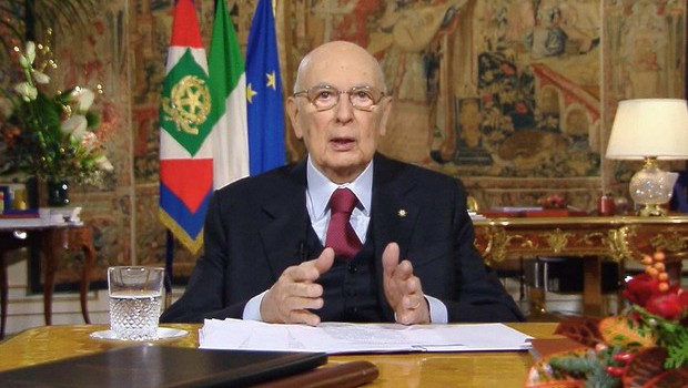 Egregio Direttore, non capisco il clima da caccia all’ uomo, per il cosi detto assenteismo dei vigili urbani e degli autisti del metrò a Roma nella notte del 31 dicembre. Probabilmente dopo aver sentito Napolitano la sera prima fare l’elenco degli esempi positivi delle persone per bene, forse in tanti sono caduti in depressione sentendosi esclusi. L’elenco delle persone per bene di Napolitano è circoscritto agli scienziati, agli astronauti, agli ufficiali e al massimo a qualche medico. I comuni mortali ne sono esclusi, così come gli operai produttori di tutta la ricchezza. Napolitano contrapponeva nel suo discorso le persone […]