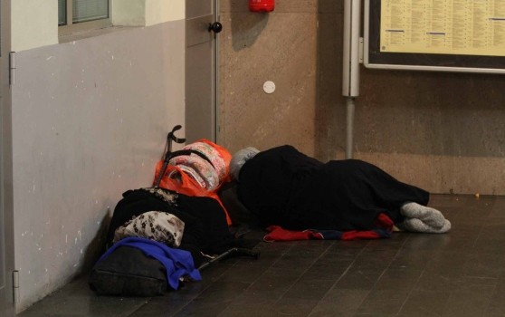 Redazione di Operai Contro, il comune di Padova è all’avanguardia. Condona 112 mila multe per eccesso di velocità, ma multa i senza tetto Un lettore di Padova Dalla Repubblica La legge è legge e i vigili, nel farla rispettare, non fanno altro che il loro dovere. Ma considerate le 112mila infrazioni per eccesso di velocità sulle tangenziali condonate di recente dall’amministrazione comunale c’è una storia che merita di essere raccontata. È quella di Massimo Susa, un senzatetto di 48 anni originario di Torino, che la notte del 21 dicembre scorso, come spesso fa, ha scelto il selciato di piazzetta […]