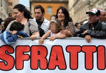 Caro Operai Contro, 50.700 persone senza fissa dimora in Italia, erano 47.648 nel 2011. I dati dell’Istat dicono che, la perdita del lavoro è il motivo principale di chi perde la casa. Renzi col Jobs Act, ha quindi dato un colpo letale in questo senso. L’opera demolitoria del governo Renzi contro i più deboli non conosce limiti. A Cagliari due donne disabili, di cui una totalmente invalida, hanno ricevuto l’avviso di sfratto. Renzi riconferma la sua fama di rottamatore: prometteva di rottamare la vecchia politica, invece rottama gli operai e gli strati socialmente più deboli. Vi mando un articolo […]