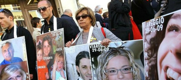 Redazione di Operai Contro, il gangster Renzi, ha detto ‘pagare tutti fino all’ultimo’; Evidentemente questo non vale per la strage di Viareggio e per tutte quelle stragi, come l’Eternit, dove sono morte persone innocenti per le negligenze e le colpe di qualcuno. Il fuoco bruciò vive 32 persone nel disastro ferroviario di Viareggio del 29 giugno 2009. Il rischio è che dopo 6 anni il reato di incendio colposo cada inprescrizione. A lanciare l’allarme è Il Mondo che Vorrei, l’associazione dei familiari delle vittime. La presidente Daniela Rombi, che nella strage ha perso la figlia Emanuela di 21 anni, dichiara […]