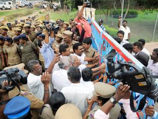 Per la terza volta in meno di un mese , i lavoratori dello stabilimento di Foxconn in Tamil Nadu sono stati arrestati il Lunedi per aver tentato di entrare con la forza in fabbrica , da settimane l'impianto è chiuso a causa di essiccazione di ordini da Nokia , il suo unico cliente . Police hanno tenuto circa 235 lavoratori alle porte del Nokia Telecom SEZ , che ospita anche l'unità making telefono del fornitore taiwanese Foxconn . Ospitato - come lo sono stati in passato - in una sala dei matrimoni , gli operai arrestati .. Per saperne […]