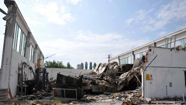 Redazione, Ricordiamoci che tutte le mafie di questo paese e internazionalmente sono cricche di padroni legati a doppio filo con la politica e sono tra i principali nemici di ogni organizzazione degli operai, guardate con quale semplicità commentano dei “capannoni” ceduti facilmente (commentando che si potrebbero fare di legno a questo punto per maggiori guadagni futuri) e le risate alla faccia degli operai che vi sono periti sotto, sentite i commenti divertiti a “caldo” in quei giorni (maggio 2012) sulle possibilità enormi di profitto che vi si aprono con L’emergenza terremoto in quei luoghi…alla faccia dei poveri cristi morti… […]