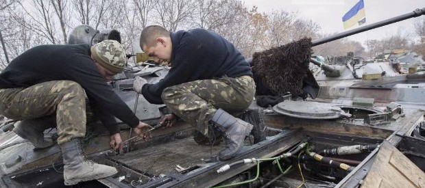 Redazione, in Ucraina i padroni Ucraini e Russi sostengono da più di un anno la farsa della tregua. Non c’è nessuna tregua, ma la guerra Dieci persone sono morte e 13 sono rimaste ferite all’interno di un bus centrato da una granata vicino al checkpoint di Volnovakha, nella regione di Donetsk. Lo ha riferito la portavoce dell’amministrazione regionale, Ielena Maliutina, secondo cui gli autori dell’attacco sarebbero i guerriglieri filorussi. Secondo alcune ricostruzioni, il bus trasportava civili provenienti dalla città costiera di Mariupol. I ribelli hanno respinto le accuse sulla responsabilità dell’attacco: “Nella zona c’è un posto di controllo ucraino ma è situato fuori del […]