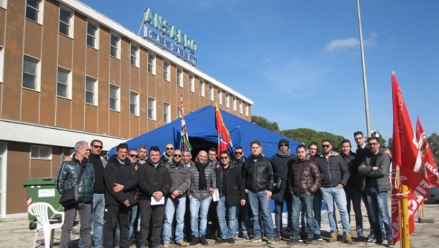 VOLANTINO DISTRIBUITO ALL’ANSALDO DI GIOIA DEL COLLE I PADRONI VOGLIONO I SOLDI! A ESSI DEGLI OPERAI NON GLI IMPORTA NULLA! I padroni della vostra fabbrica, cioè il Gruppo Sofinter, fino a qualche giorno fa avevano la ferma intenzione di chiuderla e trasferire la produzione all’estero, per guadagnare più soldi. Poi, al Tavolo presso il Ministero dello Sviluppo economico, hanno “cambiato” strategia! Allettati dalla promessa della Regione Puglia di scucire un bel po’ di milioni di euro in cambio di un programma di riconversione industriale, hanno ventilato la disponibilità a ripensare la chiusura dello stabilimento e a presentare a breve […]