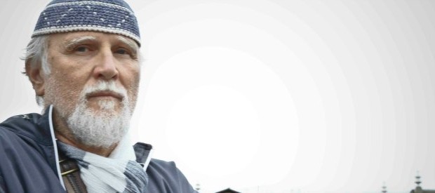 Redazione, ritengo utile che voi pubblichiate l’intervista a Moni Ovadia del fatto quotidiano. Moni Ovadia denuncia lo schifo del parlamento dei padroni Un lettore Moni Ovadia, scrittore e drammaturgo ebreo, da sempre attento alle istanze del popolo palestinese. Oggi l’aula della Camera ha votato sul riconoscimento dello Stato di Palestina. La maggioranza ha presentato due mozioni: quella del Pd prevedeva esplicitamente il riconoscimento, quella di Ncd no. Sono state votate entrambe. “È una vergogna. C’è da vergognarsi, veramente da vergognarsi di essere cittadini di un paese da burletta come questo. Siamo in una situazione normalmente italiana: domani i palestinesi diranno […]