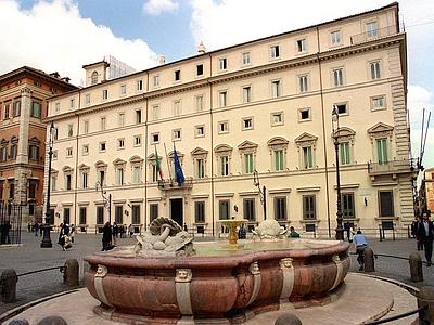 Caro Direttore, il corso gratuito con l’esame di pratica si tiene direttamente nella sede del governo, madre e regina che regola e sovraintende il furto per eccellenza nel “Belpaese”: dal lavoro non pagato agli operai (plusvalore), al furto di Stato legalizzato (distribuzione della ricchezza, ovvero del plusvalore realizzato in profitto), al ladrocinio sempre di Stato ma illegale (spese e vacanze in conto spesa, appalti e commesse con tangenti e mazzettifici ecc.). Gli allievi iniziano con innocenti furtarelli in loco. Solo chi supera l’esame rubando senza farsi scoprire, potrà accedere all’Accademia dei Tagliaborse per un posto nella politica d’alto bordo. […]