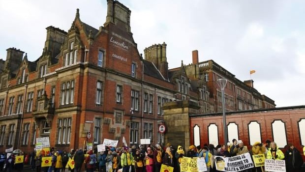 Redazione, Obama parlava di fuoriuscita degli USA dalla crisi. E’ una balla Lo shale gas dopo essere stato il fenomeno che ha contribuito a sostenere la ripresa economica degli Stati Uniti, garantendo indipendenza dalle importazioni e energia elettrica in quantità a basso prezzo, il gas e il petrolio estratto dalla roccia stanno provocando non pochi problemi al sistema finanziario. Con le quotazioni del greggio dimezzate in sei mesi, fallimenti, licenziamenti, bancarotte e una montagna di crediti inesigibili sono all’ordine del giorno un lettore dalla repubblica Il primo fallimento è avvenuto alla fine del 2014. Ma non è giunto inaspettato: […]