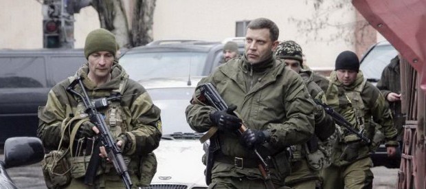 cronaca dal fatto quotidiano Mobilitazione generale di “circa 100mila persone”. La ordineràentro 11 giorni l’autoproclamata Repubblica popolare diDonetsk. Lo ha fatto sapere il leader della stessa repubblica separatista ucraina, Alexander Zakharchenko, come riferisceDan, l’agenzia di notizie vicina ai separatisti. Zakharchenko ha ribadito che non ci saranno negoziati di pacecon Kiev fino a quando l’Ucraina non avrà designato un rappresentante ufficiale per i colloqui e ha indicato che l’esercito congiunto della Repubblica di Donetsk e di quella di Lugansk deve essere composto da 100mila soldati. “La mobilitazione – ha dichiarato – è la prima tappa. Prima i volontari, poi vedremo”. […]