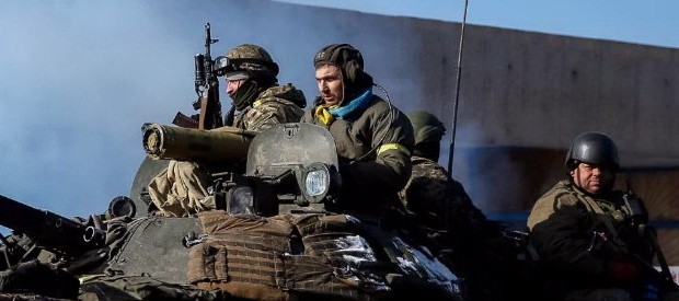 dal Fatto L’accordo per il cessate il fuoco non ferma i bombardamenti. Lo stop alle ostilità su cui Mosca, Kiev, Berlino e Parigi hanno trovato l’intesa giovedì a Minsk entrerà in vigore sabato 15 febbraio a mezzanotte e intanto nell’est dell’Ucraina si continua a morire. Nuovi bombardamenti sono stati segnalati nelle città di Donetsk e Lugansk. Da parte sua, l’Ue ha già avvertito la Russia di nuove sanzioni se l’accordo non venisse rispettato. Decine le vittime segnalate nelle ultime 24 ore. Un portavoce dell’esercito di Kiev, il portavoce dello Stato maggiore delle truppe governative, Vladislav Selezniov, ha riferito che 8 soldati ucraini sono morti e […]