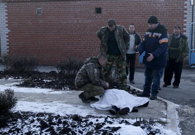Combattimenti e bombardamenti continuano a martoriare il sud-est ucraino alla vigilia della tregua prevista dai nuovi accordi di Minsk a partire dalla mezzanotte di sabato. E con essi continua ad allungarsi la scia di sangue. Stando a quanto riportano le autorita’ ucraine e quelle dei separatisti, sono almeno 24 le persone che hanno perso la vitanelle ultime 24 ore nel Donbass nel fuoco incrociato: un bilancio che non appare di certo come un segnale positivo in vista del cessate il fuoco. Un missile è esploso vicino ad una scuola a Artiomivsk ed è morto un bambino di sette anni. Le forze governative fanno sapere di […]