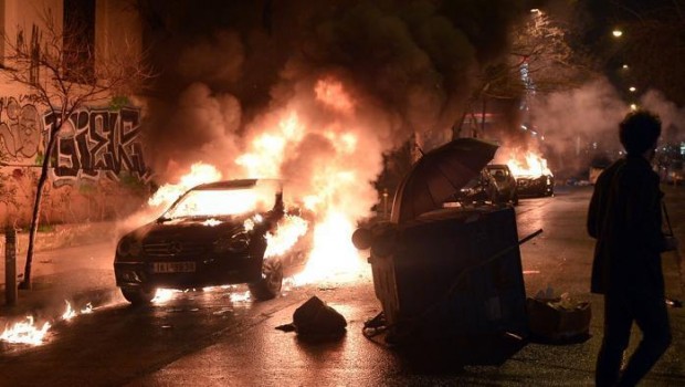 Caro Operai Contro, nelle definizioni del giornalismo creato dai padroni al potere per sostenere il potere dei padroni, sparisce ogni connotazione sociale dei manifestanti. Quanti scendono in piazza a manifestare la propria rabbia contro il potere affamatore, vengono di volta in volta etichettati come “antagonisti”, “autonomi”, “contestatori”, “infiltrati”, “frange estremiste” e via di questo passo. Definizioni e fraseologie usate dal giornalismo al servizio del potere, ogni qualvolta non si tratti della solita processione. Un trattamento ieri toccato alla manifestazione di Atene, nel commento de “La Stampa” che qui sotto allego. Saluti Ornella Vasca. “ Proteste violente ad Atene contro […]