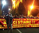 Redazione di Operai Contro, all’AST di Terni dopo che i sindacati hanno accettati i licenziamenti, gridando alla vittoria perchè sono passati come autolicenziamenti, l’AST martella gli operai dell’indotto. Dopo gli auotilicenziamenti  i tagli al salario degli operai dell’indotto un operaio da rassegna.it “I lavoratori dell’indotto non possono essere la valvola di sfogo delle tensioni che la politica di ThyssenKrupp su Ast Terni sta generando dopo l’accordo del 3 dicembre. La multinazionale sta portando all’estremo la sua strategia di contenimento dei costi sugli appalti e, a catena, le ditte appaltatrici, pur di non perdere commesse vitali, scaricano sui lavoratori tutto […]