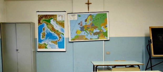 Redazione di Operai Contro, ormai sono sempre meno i giovani studenti che dichiarano di voler partecipare all’ora di religione Lo hanno capito anche i giovani studenti cattolici che è meglio tenersi lontani Il vescovo di Cremona corre ai ripari Sei musulmano o non credente? A Cremona gli alunni possono frequentare l’ora di religione cattolica a scuola. Anzi: sotto il Torrazzo gli insegnanti di questa disciplina sono pronti ad aprire le porte delle classi a chi prega Allah, agli induisti, ai buddisti o agli ortodossi. Addio all’idea dell’ora destinata solo agli italiani cristiani cattolici. In questi giorni di iscrizioni al […]