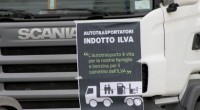 Redazione, non è un paradosso Migliaia di operai sono morti di cancro con i loro figli e mogli Le mucche vengono avviate al mattatoio perchè sono intossicate dalla diossina Gli operai non vengono inviati al mattatoio perché ci pensa l’ILVA. I sindacalisti continuano a fare i mazzieri per i padroni e il governo Solo una rivolta operaia è necessaria Un operaio dell’ILVA dalla Gazzettadel Mezzogiorno Mentre a Taranto esplode la protesta e i Tir bloccano le statali, a Roma il premier Matteo Renzi convoca un vertice per tirare le somme sul caso Ilva e spingere tutti a fare la […]